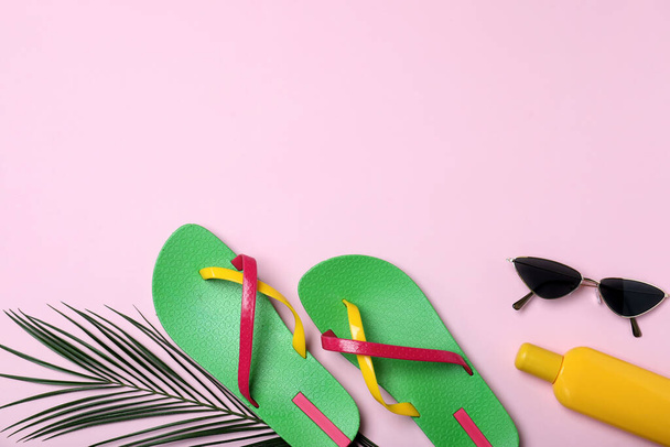 Stylish flip flops and beach objects on pink background, flat lay. Space for text - Φωτογραφία, εικόνα