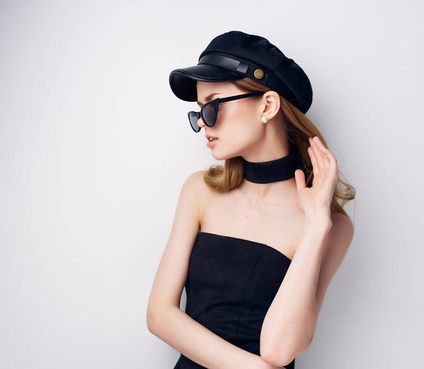 vrouw zonnebril poseren mode moderne stijl - Foto, afbeelding