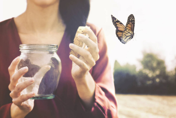 kouzelný okamžik ženy, která dává svobodu motýlovi - Fotografie, Obrázek
