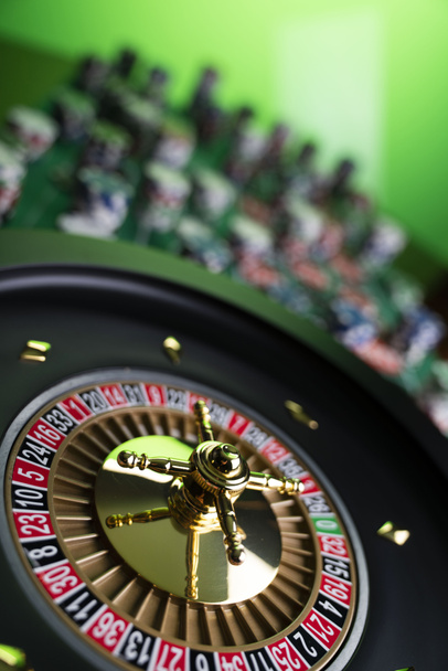 Casinò. Gioco d'azzardo tema giochi. Ruota della roulette, dadi e fiches da poker sul tavolo verde del casinò. - Foto, immagini