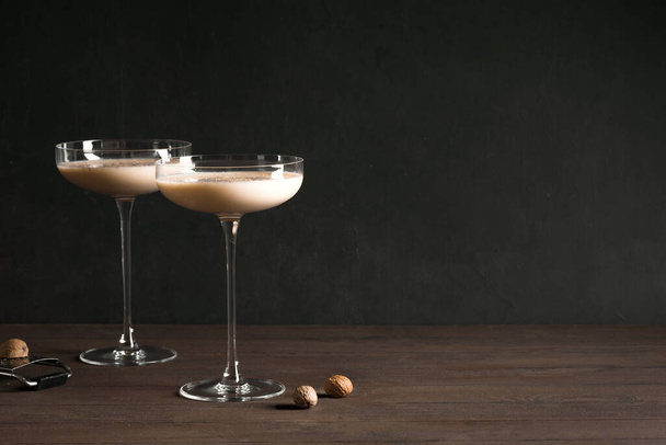 Brandy Alexander Cocktail with nutmeg, copy space. Boozy holiday cocktail drink recipe - brandy alexander. - Valokuva, kuva
