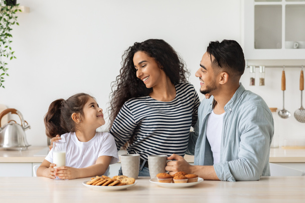 Roztomilá šťastná rodina se snídaní při trávení víkendu doma - Fotografie, Obrázek