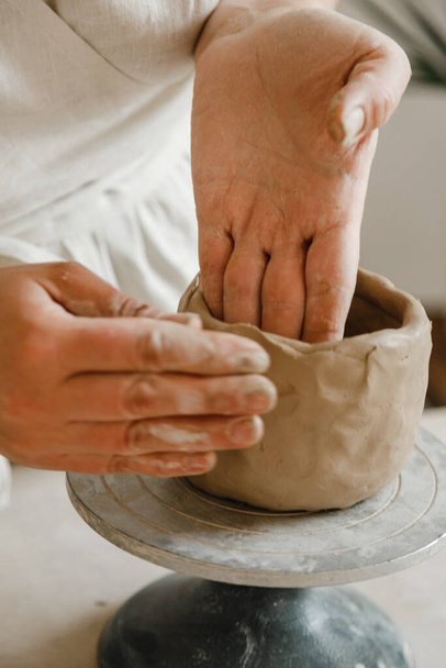 Mani femminili di vasaio fare tazza in stile tradizionale. Le mani fanno piatti da argilla - Foto, immagini