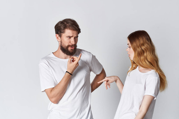 Χαρούμενος άνδρας και γυναίκα σε λευκό t-shirts studio ποζάροντας σχέδιο - Φωτογραφία, εικόνα