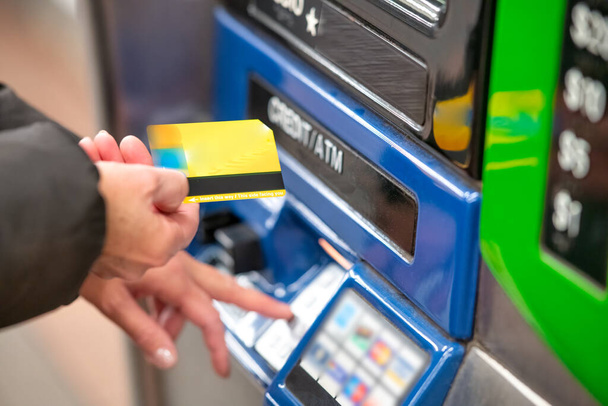 ATM 'den kredi kartı çeken kadın. - Fotoğraf, Görsel