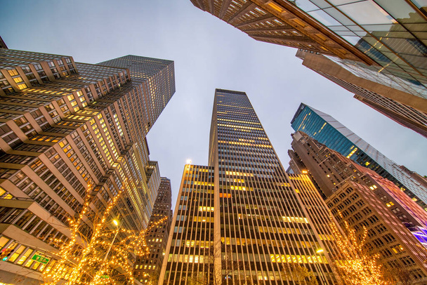 Pohled na moderní mrakodrapy Midtown z ulice v noci - New York City - Fotografie, Obrázek