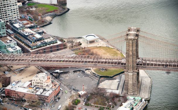 Brooklyn Bridge vue aérienne depuis un hélicoptère, New York. Skyline de la ville à partir d'un point de vue élevé - NY - États-Unis - Photo, image