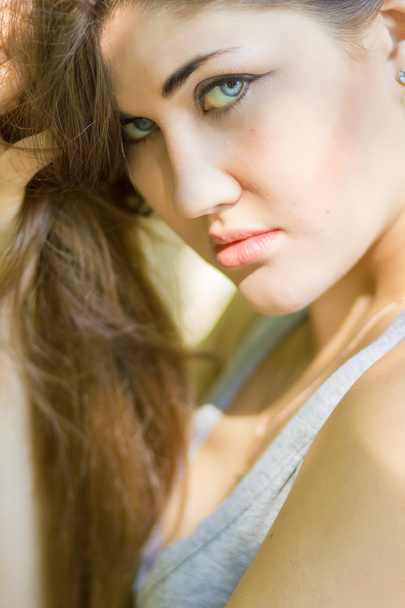 doğa üzerinde uzun kahverengi saçlı güzel bir genç kadının portresi - Fotoğraf, Görsel