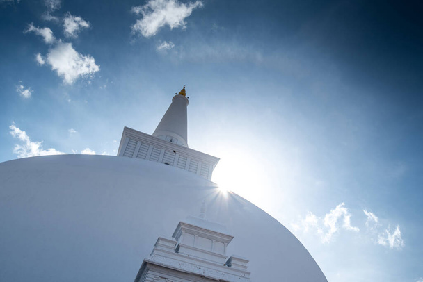 Sun halo yli Ruwanweli Maha Seya tai Mahathupa on puolipallon stupa sisältävät pyhäinjäännöksiä Anuradhapura, Sri Lanka - Valokuva, kuva