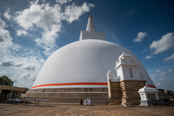 Ruwanweli Maha Seya, más néven a Mahathupa egy félteke sztúpa, amely ereklyéket tartalmaz Anuradhapurában, Srí Lankán. - Fotó, kép
