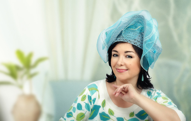 Женщина в элегантной голубой шляпе
 - Фото, изображение