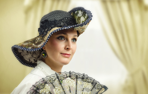 Портрет взрослой женщины в винтажной шляпе
 - Фото, изображение