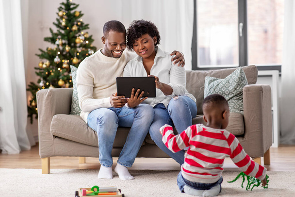 happy african american family on christmas at home - Фото, зображення