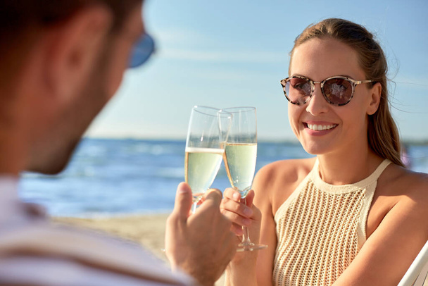 happy couple drinking champagne on summer beach - Valokuva, kuva