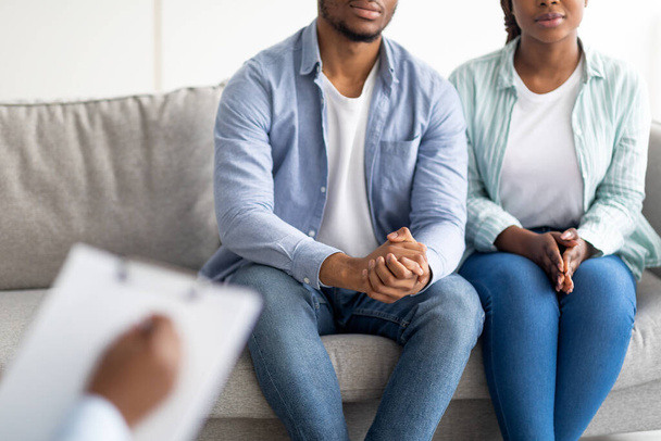 Άποψη του νεαρού μαύρου παντρεμένου ζευγαριού κατόπιν διαβούλευσης με τον ψυχολόγο, που υποβάλλεται σε οικογενειακή θεραπεία στην κλινική - Φωτογραφία, εικόνα