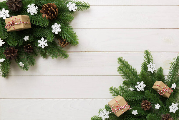 Karácsonyi dekorációk és fenyő ág és ajándék doboz sötét asztal. Felülnézeti keret másolási hellyel. - Fotó, kép