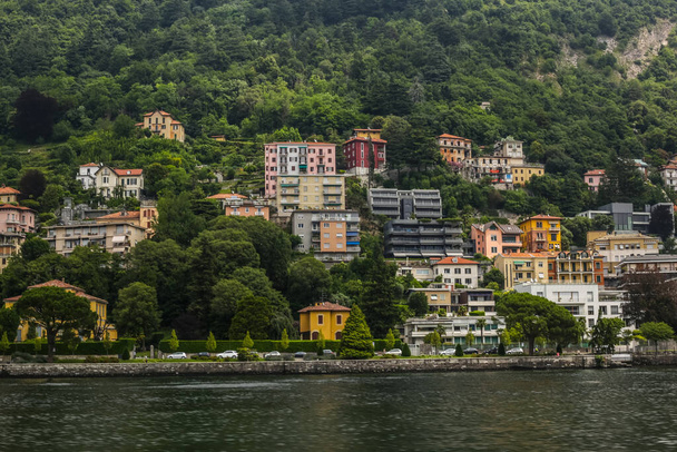 Vista de las casas coloridas tradicionales en el Lago de Como - Foto, imagen