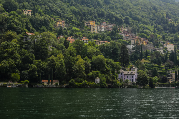 Vista de las casas coloridas tradicionales en el Lago de Como - Foto, imagen