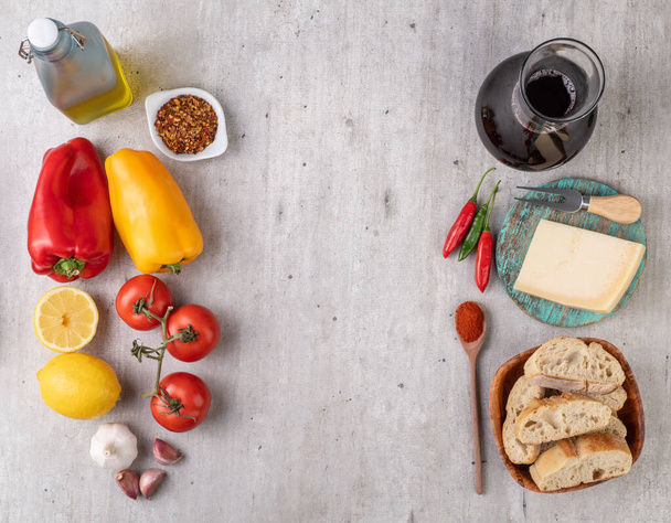 Ντομάτες, πιπεριές, ελαιόλαδο, μελιτζάνες και σκόρδο πάνω από ξύλινο τραπέζι. Μεσογειακό φαγητό με χώρο αντιγραφής. - Φωτογραφία, εικόνα