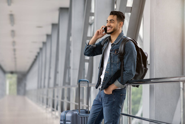 Roaming Abroad. Retrato de un hombre árabe guapo hablando por celular en el aeropuerto - Foto, imagen