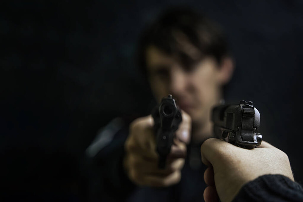 Рука Мен з пістолетом, спрямованим на злочинця з револьвером
. - Фото, зображення