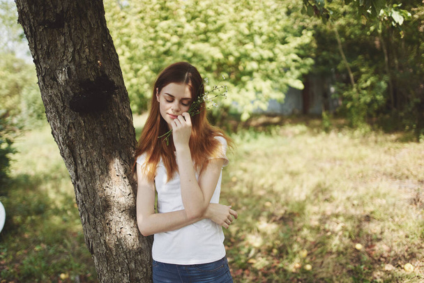 kobieta w pobliżu drzewa natura styl życia lato - Zdjęcie, obraz