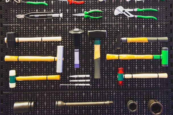 Набор различных инструментов для ремонта и уборки на черном текстурированном фоне - Фото, изображение