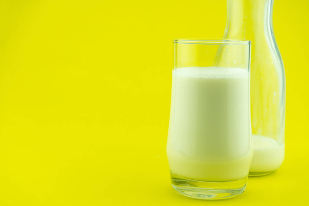 Bannière d'un verre de lait sur fond coloré Journée du lait Espace de copie - Photo, image