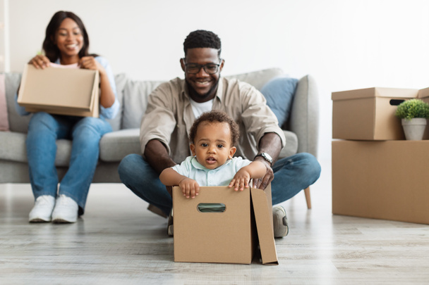 Izgatott fekete család ünnepli költözés napja az új lakásban - Fotó, kép