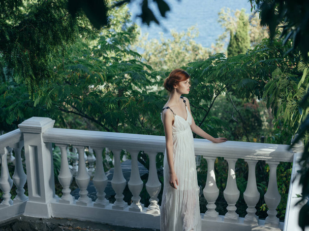 элегантная женщина в белом платье греческая принцесса в парке - Фото, изображение