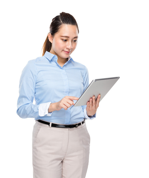 Female manager using tablet - Foto, afbeelding