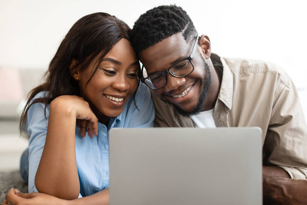 Портрет афроамериканской пары с помощью персонального компьютера - Фото, изображение