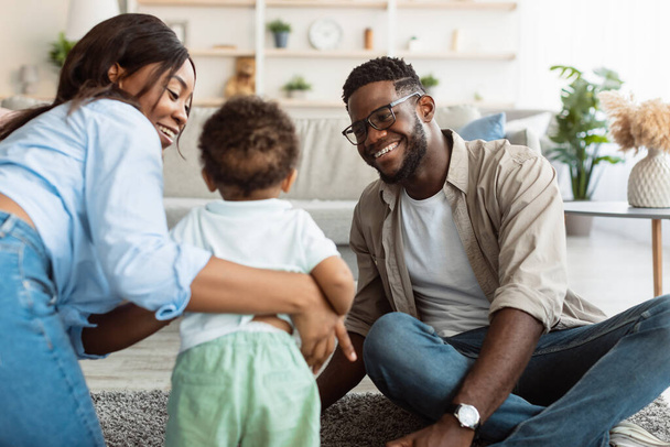 Porträt einer glücklichen schwarzen Familie, die zu Hause lächelt - Foto, Bild