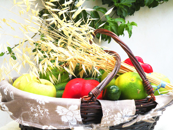cesta con verduras - Foto, Imagen