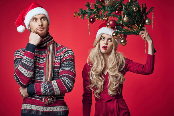 чоловік і жінка у святкові різдвяні веселі прикраси іграшки
 - Фото, зображення
