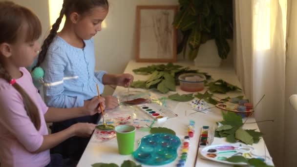 Őszi kézműves gyerekeknek. állat Fox készült juharfalevél. Gyermek művészet és kreatív. természetes anyagokból készült kézművesség. a lányok festékkel rajzolnak. - Felvétel, videó