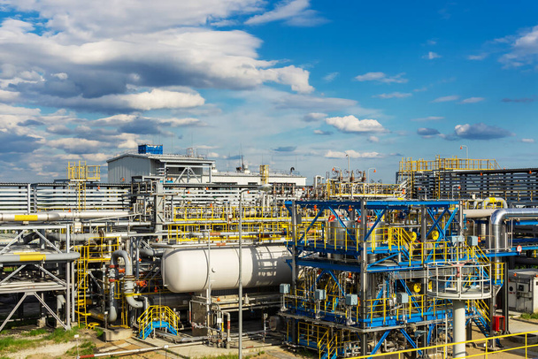 Vue de l'usine de production de gaz liquéfié. Matériel technologique - Photo, image