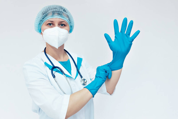 Lekarz nosi lateksowe rękawiczki na ręce. Przygotowanie do operacji. - Zdjęcie, obraz