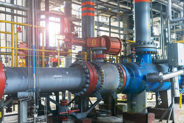 Les équipements technologiques de la vanne ont été coupés par des installations de production de gaz liquéfié. - Photo, image