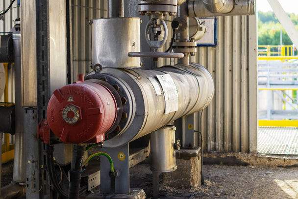 Электрический нагреватель сжиженного газа на заводе по производству сжиженного газа. - Фото, изображение
