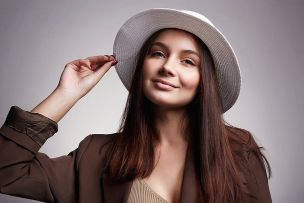 Şapkalı güzel bir genç kadın. Moda güzeli mutlu kız. Kadın portresi - Fotoğraf, Görsel