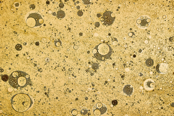 sfondo astratto di bolle gialle generate in acqua e olio - Foto, immagini