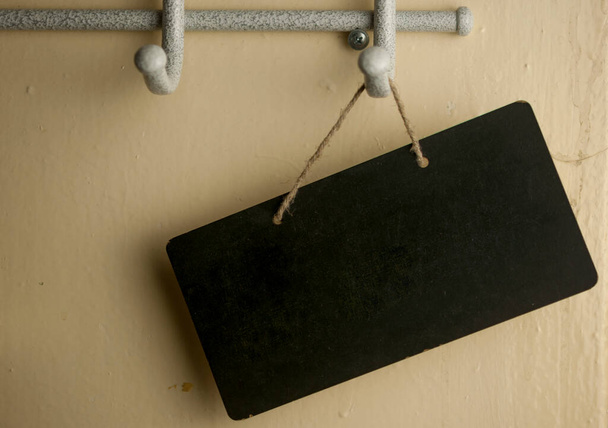 Černá vývěsní tabule s kopírovacím prostorem přes dřevěné pozadí - Fotografie, Obrázek