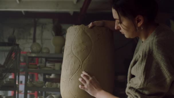 Artesana está modelando jarrón grande - Metraje, vídeo