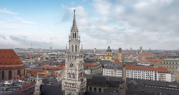 Uusi kaupungintalo (Neues Rathaus) Kellotorni ja antenninäköala Müncheniin - München, Baijeri, Saksa - Valokuva, kuva