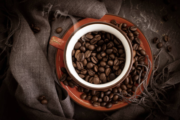taza, grano de café, fondo de tela - Foto, Imagen