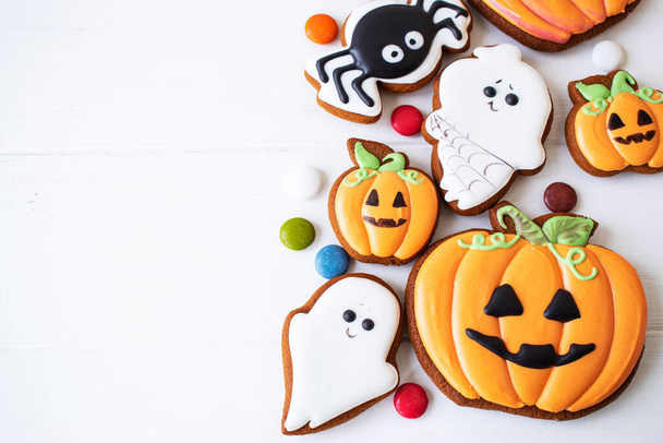 peperkoek koekje voor Halloween traktatie voor kinderen op witte tafel - Foto, afbeelding