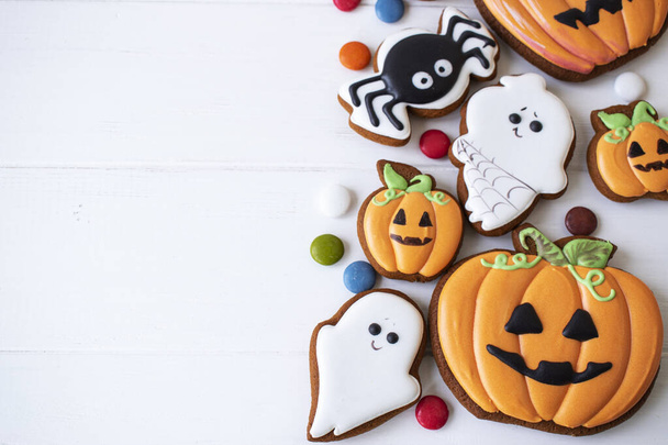 biscotto di pan di zenzero per Halloween per bambini sul tavolo bianco - Foto, immagini