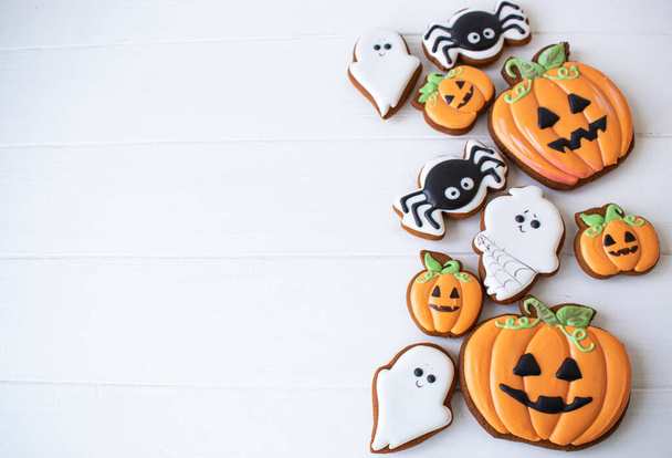 Biscoito de gengibre para deleite de Halloween para crianças na mesa branca - Foto, Imagem