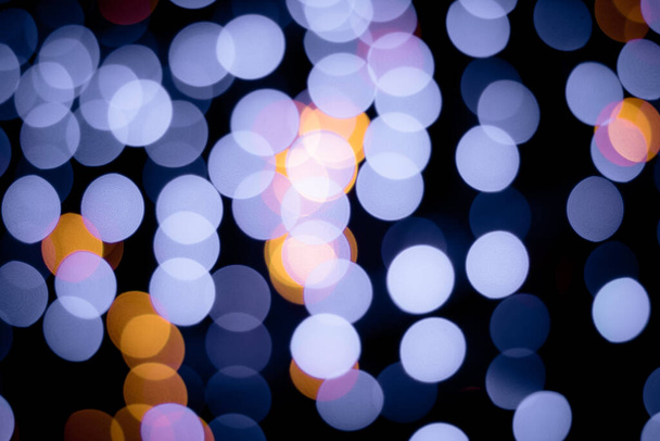 クリスマスツリーの背景の暗いライト - 写真・画像